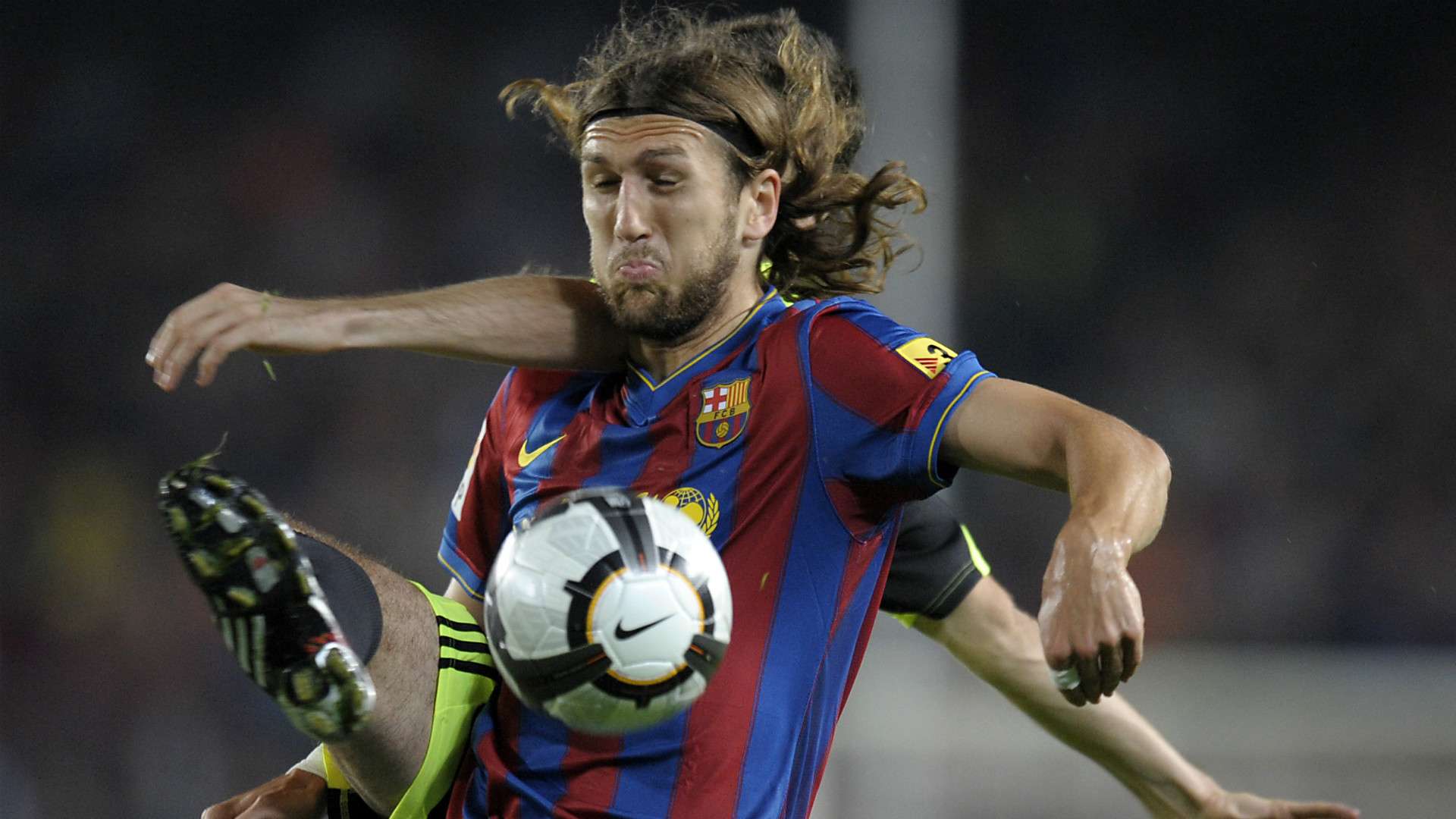 始将足球引 始将足球引